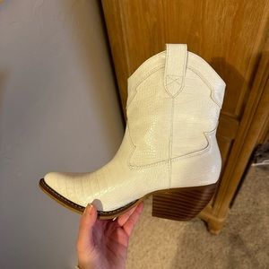 Man made upper white leather boots size 7